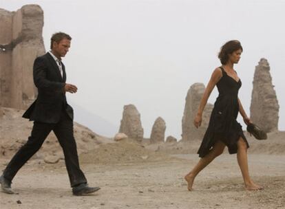 Daniel Craig y Olga Kurylenko, en un fotograma de<i> Quantum of solace.</i>