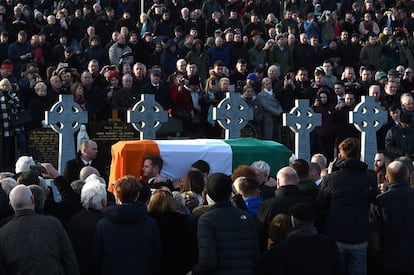 Emmett McGuinness y Fiachra McGuinness llevan el ataúd de su padre, Martin McGuiness, durante su entierro en el cementerio de Derry, Irlanda del Norte.