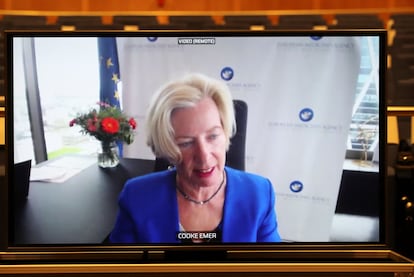 Emer Cooke, directora de la Agencia Europea del Medicamento (EMA), en una pantalla durante la videoconferencia celebrada este martes en Bruselas.