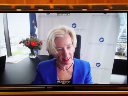 Emer Cooke, directora de la Agencia Europea del Medicamento (EMA), en una pantalla durante la videoconferencia celebrada este martes en Bruselas.