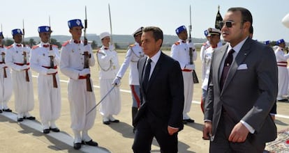 Sarkozy junto a Mohamed VI, en Tánger.