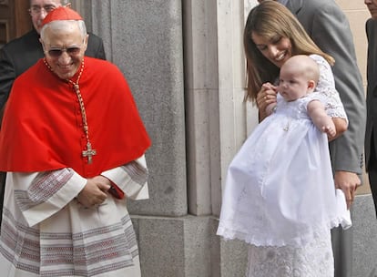 Los príncipes son recibidos en la Basílica de Nuestra Señora de Atocha por el cardenal arzobispo de Madrid, Antonio María Rouco Varela.