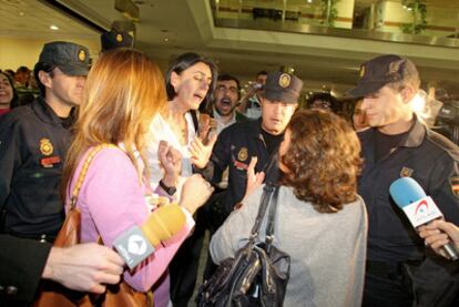 La polícia nacional protege a varios controladores increpados por pasajeros a la salida del hotel Auditorum.