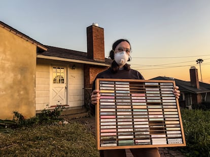 Veronica Vackova, vecina de Altadena, con los 'cassettes' que salvó del fuego su pareja, Chad Robertson, en Altadena, Los Ángeles.