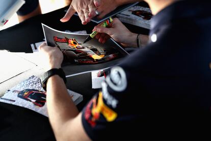 Daniel Ricciardo de Red Bull firma autógrafos para sus fans, el 22 de marzo de 2018.