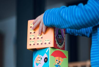 Un niño juega en casa.