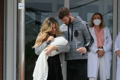 La cantante Edurne y el futbolista David de Gea se convirtieron en padres de su primera hija llamada Yanay el pasado mes de marzo, fruto de una relación que se mantiene a flote desde 2011. La pequeña nació en una clínica de Madrid, donde la pareja se trasladó desde Manchester, ciudad en la que residen debido al trabajo de De Gea como guardameta en el Manchester United de la Premier League de Inglaterra. Numerosos amigos de ambos como Chenoa, Paula Echevarría o Jesús Vázquez felicitaron a la pareja a través de sus redes sociales.