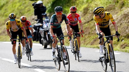 Cian Uijtdebroeks, con el maillot del Bora, en la pasada Vuelta junto a los Jumbo Primoz Roglic, Sepp Kuss y Jonas Vingegaard.