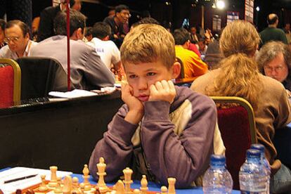 El noruego Magnus Carlsen observa a su rival.