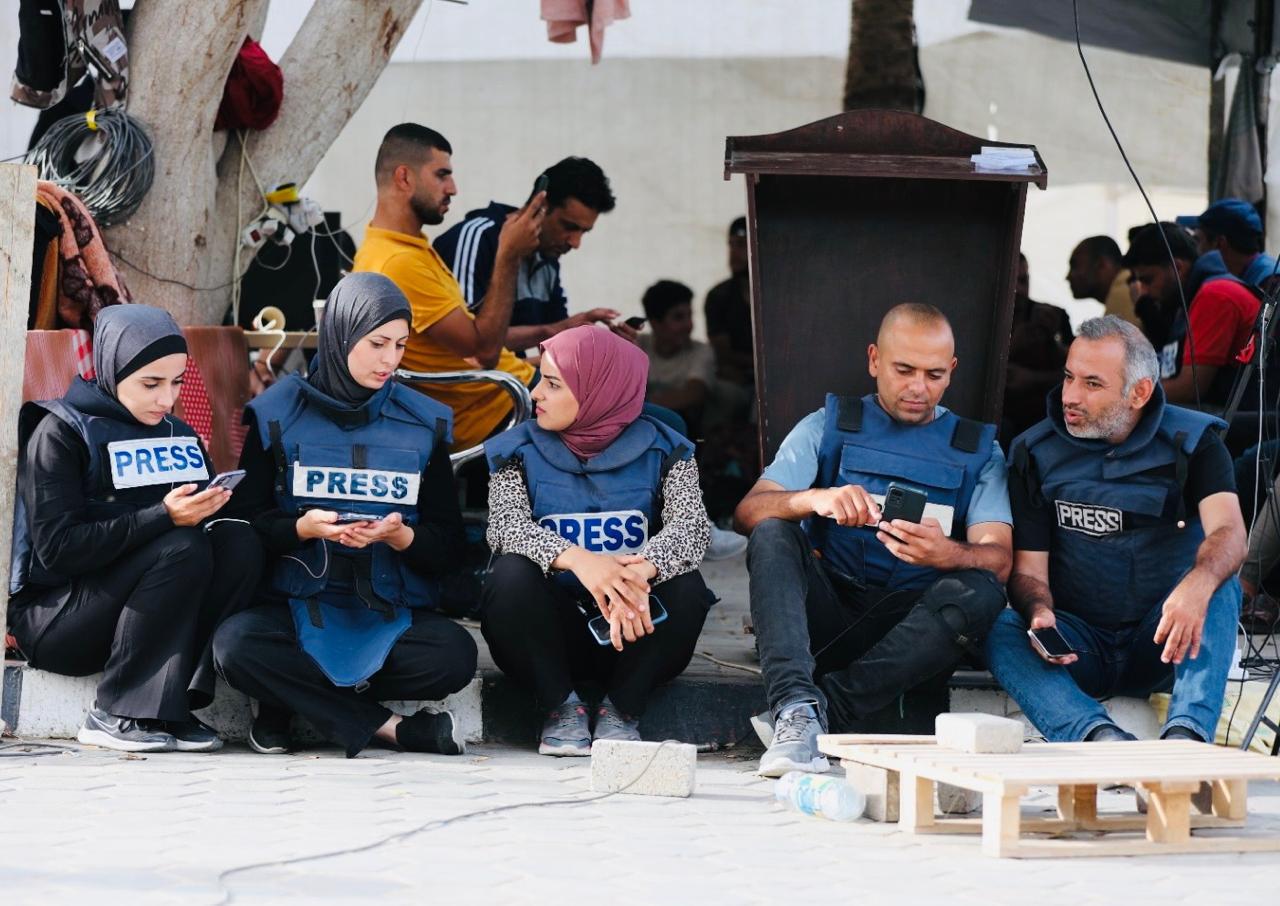 Un grupo de periodistas palestinos a las puertas de un centro médico de la Franja, el 12 de agosto de 2025.