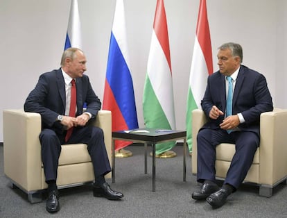 El presidente ruso Vladimir Putin junto al primer ministro h&uacute;ngaro (a la derecha) Viktor Orb&aacute;n a finales de agosto pasado.