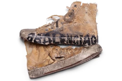 El modelo de Balenciaga se llama "Paris High Top Trainers Full Destroyed", una edición limitada a 100 pares cuyo precio en el lanzamiento era de 1850 euros.