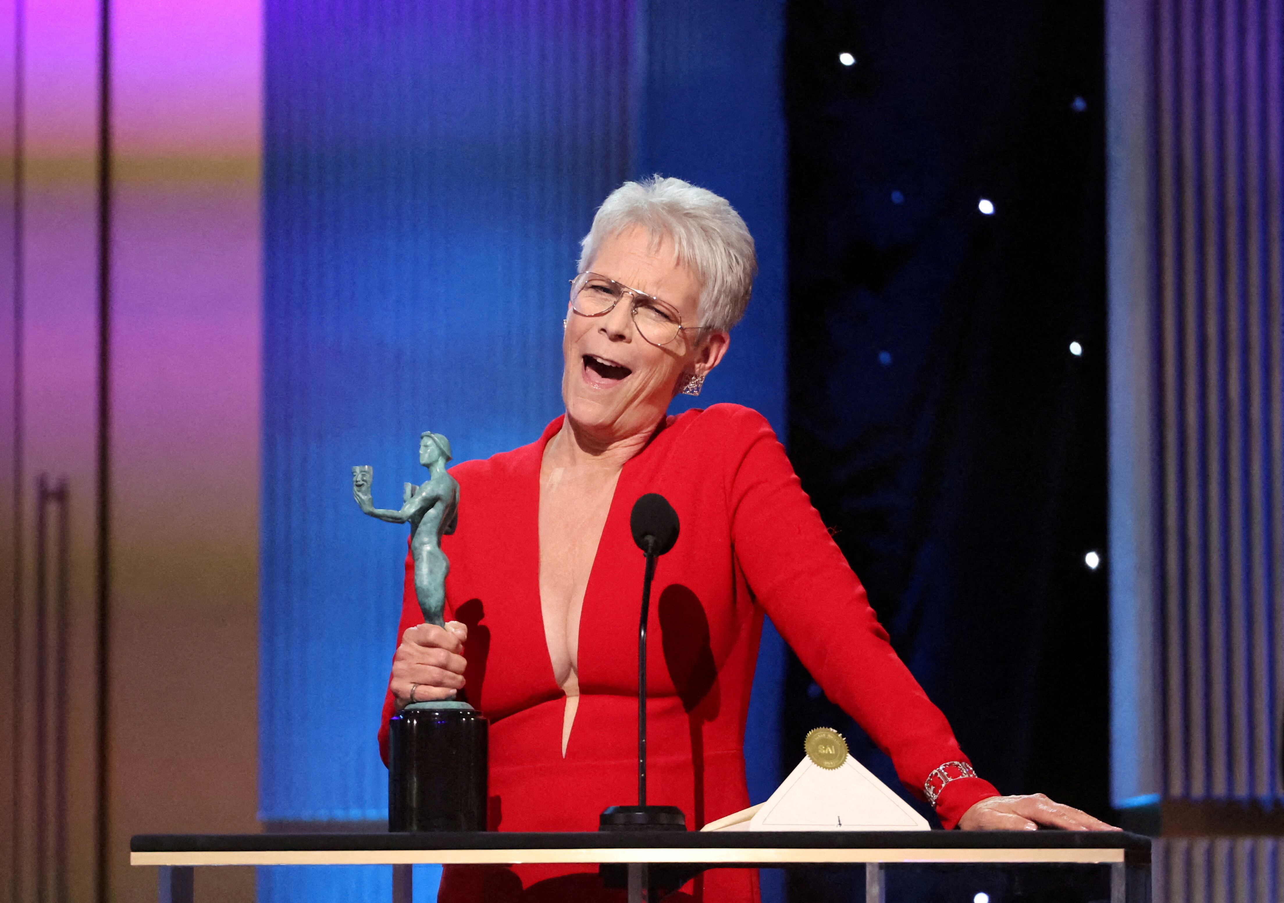 Jamie Lee Curtis, con el galardón a actriz secundaria del sindicato de actores.