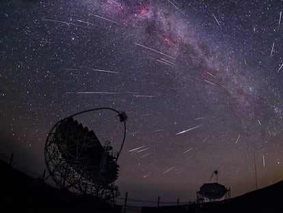 Las dos antenas de MAGIC del Observatorio de La Palma, durante la lluvia de perseidas en 2016.