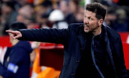 Simeone da instrucciones en la banda del Sánchez Pizjuán.