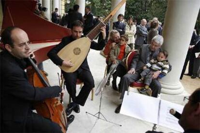 Pasqual Maragall y su esposa, Diana Garrigosa, escuchan con sus nietos las interpretaciones de un cuarteto ayer en el palacio de Pedralbes.