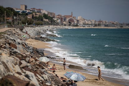 Casi no queda arena en las playas de Montgat.