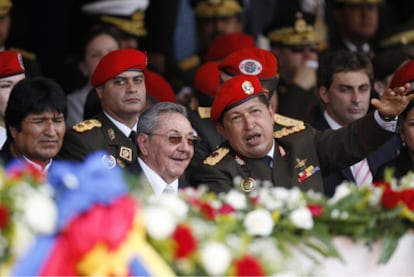 De izquierda a derecha, Hugo Chávez, Raúl Castro y Evo Morales, durante los actos en Caracas