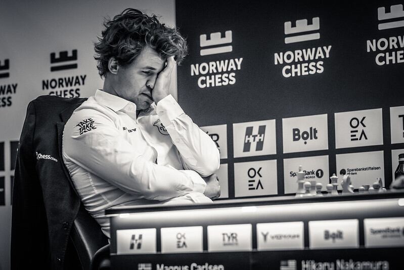 Carlsen, este lunes, al inicio de su partida contra Nakamura