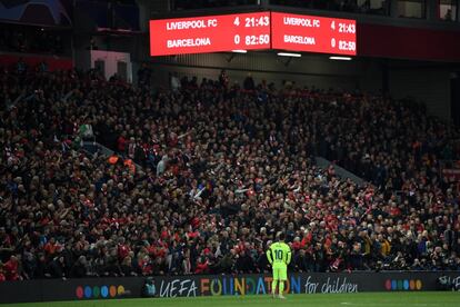 El delantero del Barça observa el marcador que indica '4-0' durante el partido de vuelta de la semifinal de la UEFA Champions League entre el Liverpool y el Barcelona, en mayo de 2019 en Liverpool.