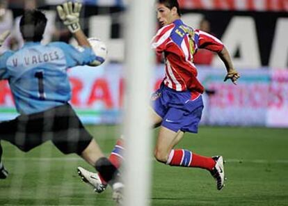 Fernando Torres supera a Víctor Valdés en el gol del Atlético que igualó su partido con el Barcelona.