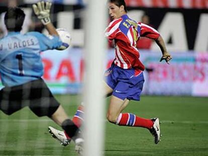 Fernando Torres supera a Víctor Valdés en el gol del Atlético que igualó su partido con el Barcelona.
