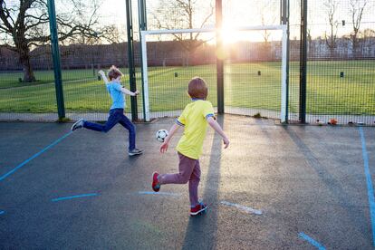 Niños futbolistas