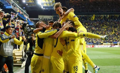 Los jugadores del Villarreal celebran el gol de Adrián.