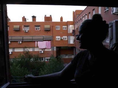 Dolores, madre de dos hijos, en la que era su casa en el barrio madrileño de Villaverde.