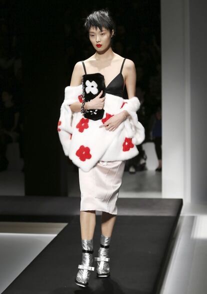 La colección de Prada viaja a Japón con prendas que recuerdan a kimonos.