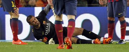 Valdés se duele sobre el césped del Camp Nou.