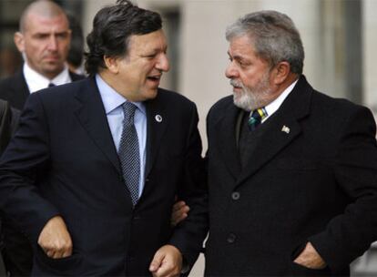 Durão Barroso (izquierda) y Lula da Silva, en Estocolmo en octubre.