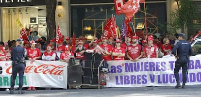 Trabajadores de Coca-Cola se concentran ante la Audiencia Nacional.