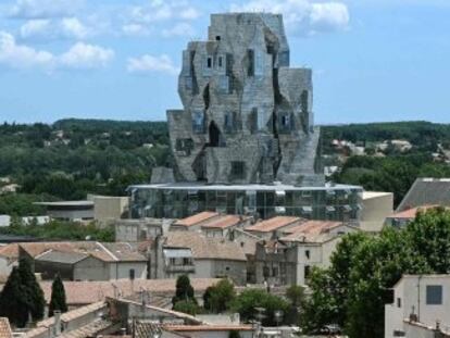 La torre plateada de Frank Gehry, sede principal de la Fundación Luma, inaugurada a finales de junio en el antiguo Parc des Ateliers de Arlés (Francia).