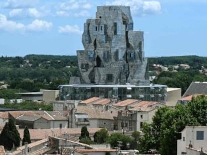 La torre plateada de Frank Gehry, sede principal de la Fundación Luma, inaugurada a finales de junio en el antiguo Parc des Ateliers de Arlés (Francia).