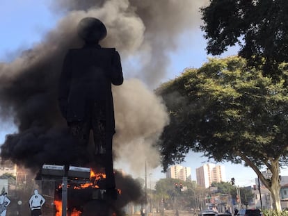 Un grupo de manifestantes ha incendiado la estatua del explorador Borba Gato en Sao Paulo.