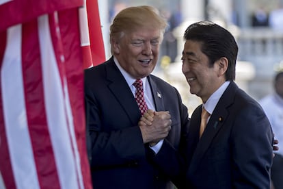 El entonces presidente de Estados Unidos, Donald Trump, saludaba, en febrero de 2017, a Shinzo Abe, a su llegada a la Casa Blanca, en Washington.