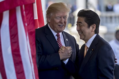 2017年2月、当時のドナルド・トランプ米大統領はワシントンのホワイトハウスに到着した安倍晋三を出迎えた。