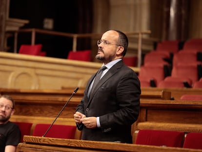 El líder del PP de Catalunya, Alejandro Fernández, en el pleno del Parlament del 3 de junio.