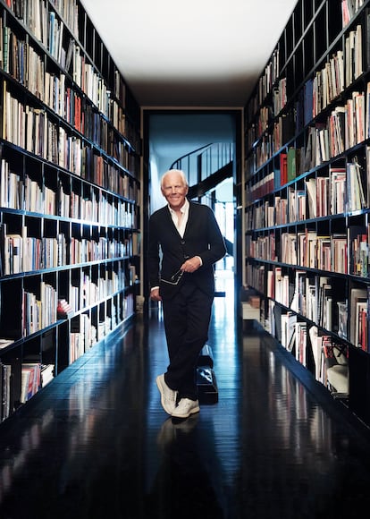 Giorgio Armani fotografiado en su palazzo de Milán en 2017 para la portada del primer número de ICON Design.