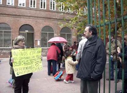 Una mujer protesta con un cartel ante Fernando Pastor, el padre que llevó a los tribunales el crucifijo.