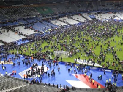 Espectadores del Francia-Alemania en c&eacute;sped de Saint Dennis.