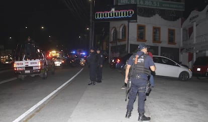 Policías vigilan el bar Madame este domingo.