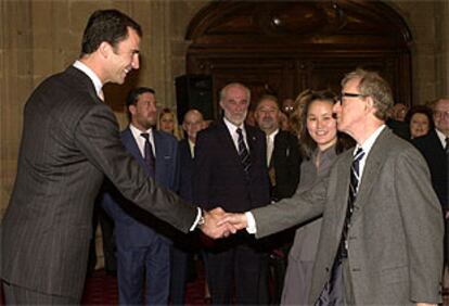 Don Felipe, junto a Woody Allen, en la recepción ofrecida a los galardonados en el hotel Reconquista.