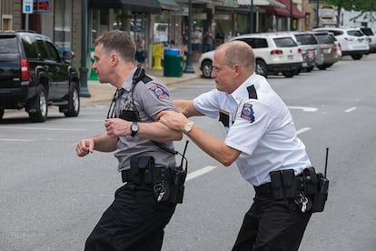 Tres anuncios en las afueras – Dixon desencadenado

 

Sam Rockwell se llevó el Óscar al mejor actor secundario por dar vida a un ignorante, racista y violento agente de policía en el filme de Martin McDonagh. La escena en la que le propina una tremenda paliza a un publicista (Caleb Landry Jones) no solo es uno de los momentos significativos de esta historia sobre la venganza, sino también un virtuoso plano secuencia cuya coreografía es digna de ser apreciada en este making of. La escena completa, aquí.