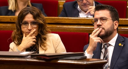 El presidente catalán, Pere Aragonès, y la consejera de la Presidencia, Laura Vilagrà, el miércoles en el Parlament.
