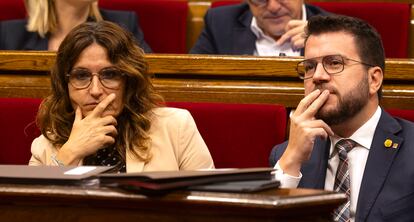 El presidente catalán, Pere Aragonès, y la consejera de la Presidencia, Laura Vilagrà, el miércoles en el Parlament.