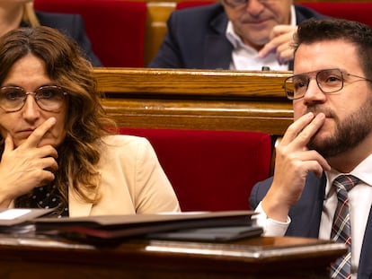 El presidente catalán, Pere Aragonès, y la consejera de la Presidencia, Laura Vilagrà, el miércoles en el Parlament.