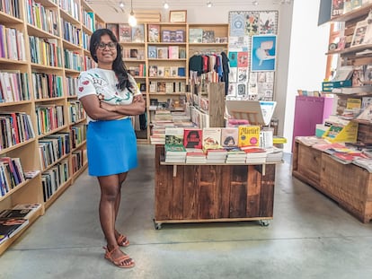 Retrato de la escritora Nadeesha Uyangoda en la librería Traficantes de Sueños de Madrid, el 7 de junio de 2025.