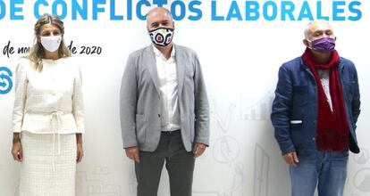 De izquierda a derecha: la ministra de Trabajo, Yolanda Díaz; el secretario general de CC OO, Unai Sordo; y el secretario general de UGT, Pepe Álvarez.